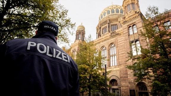 Ein Polizeibeamter 2019 vor der Neuen Synagoge Berlin