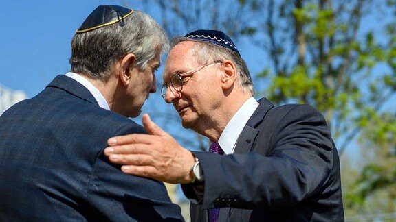 Wadim Laiter (l), Vorstandsvorsitzender der Synagogen-Gemeinde zu Magdeburg, und Reiner Haseloff (CDU), Ministerpräsident des Landes Sachsen-Anhalt, umarmen sich. 