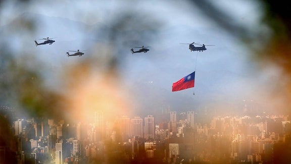 Flagge Taiwans getragen von Helikoptern
