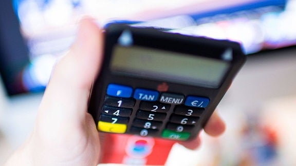 Ein TAN-Gerät mit einer Bankkarte wird für eine Online-Überweisung benötigt.