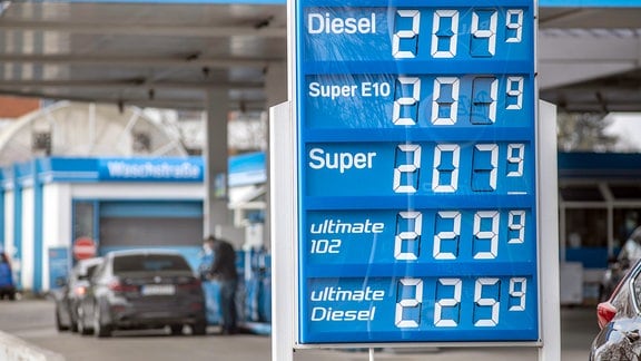 Die Preise für Kraftstoffe werden an einer Tankstelle mit über zwei Euro angegeben.