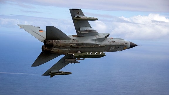 Kampfjet Tornado IDS ASSTA 3.0, bestückt mit dem Lenkflugkörper Taurus, der im Rahmen der Übung «Two Oceans» über See fliegt.