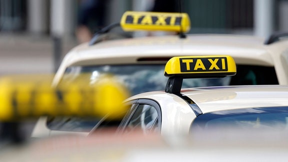 Mehrere Taxis warten auf Kundschaft