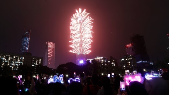 Feuerwerkskörper explodieren am Gebäude Taipei 101 während der Silvesterfeierlichkeiten in Taipeh.