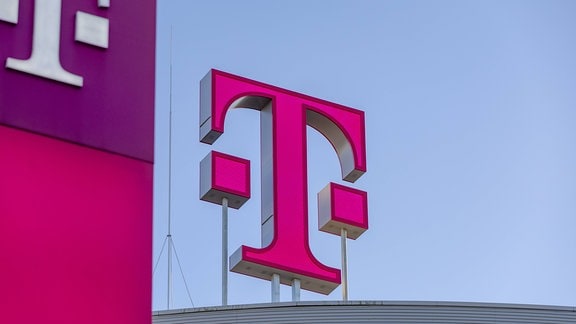 Telekom Leuchtschild auf einem Dach