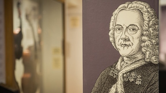 Porträt des Komponisten Georg Philipp Telemann, das 2017 auf einem Pfeiler angebracht ist