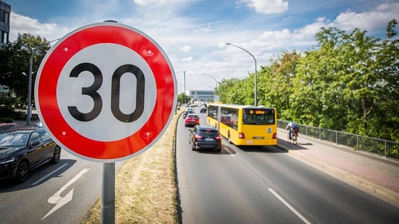 Tempo-30-Schild auf einer Stadtautobahn