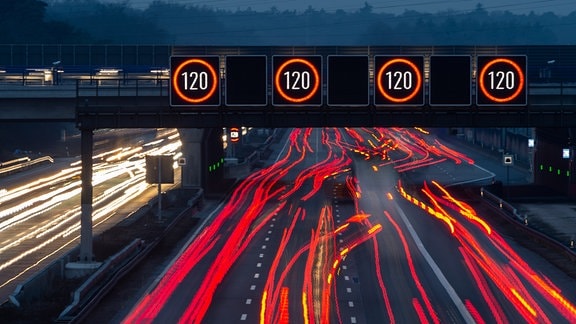  Leuchttafeln zeigen über der Autobahn 3 (A3) nahe des Frankfurter Flughafens eine Geschwindigkeitsbegrenzung von 120 Stundenkilometern an. 