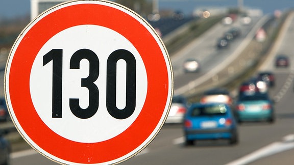 Ein Verkehrsschild mit der Geschwindigkeitsbegrenzung von 130 Stundenkilometern