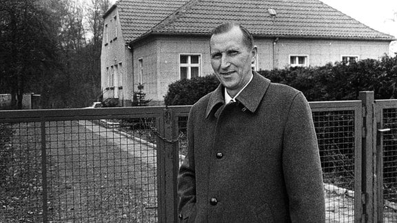 Der ehemalige Leiter der Hoffnungstaler Anstalten in Lobetal bei Berlin, Pfarrer Uwe Holmer, vor seinem Wohnhaus in Lobetal