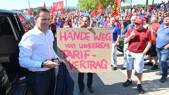 Mit lautstarken Protesten empfängt die Belegschaft Thomas Schäfer (l), Markenvorstand Volkswagen, im Volkswagen Werk in Zwickau.