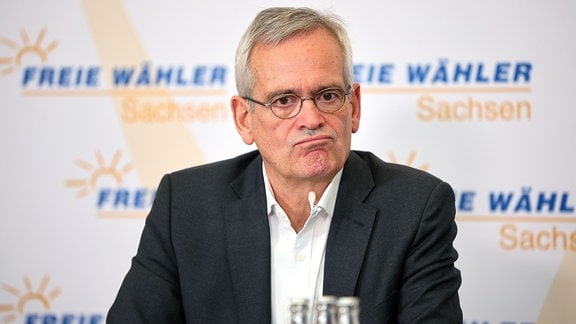 Thomas Weidinger, Landesvorsitzender der Freien Wähler, sitzt in einer Pressekonferenz. 