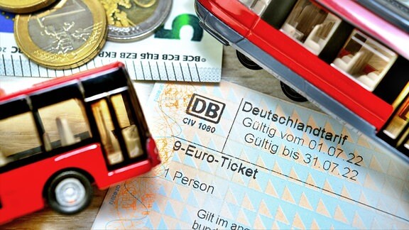Neun-Euro-Ticket mit Bahn- und Busmodell