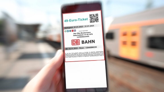 49-Euro-Ticket auf einem Smartphone-Bildschirm 