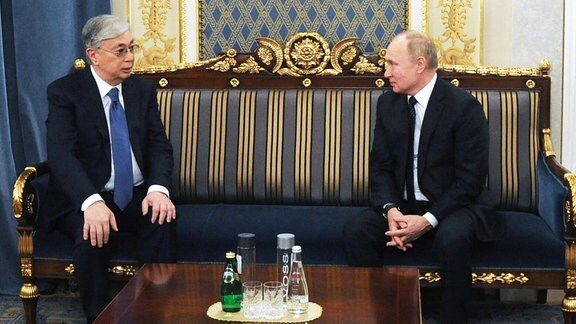 Der russische Präsident Wladimir Putin unbd der kasachische Präsident Kassym-Jomart Tokajew(li.)