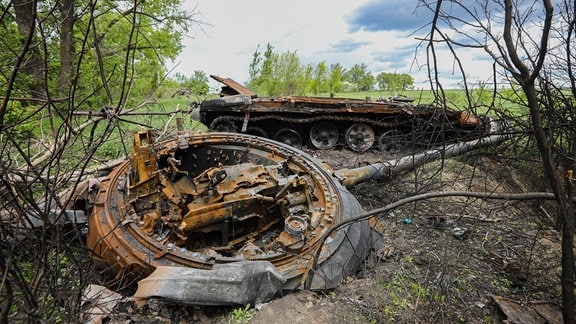 Ein zerstörter russischer Panzer liegt am Rand des Dorfs Biskwitne, östlich von Charkiw