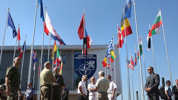 Teilnehmer von Übungen im Bereich Computersysteme treffen sich in ihrer Pause vor dem Joint Force Training Center in Bydgoszcz, Polen.