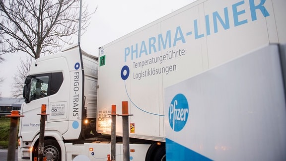 Ein LKW von Pharma-Liner fährt in der Pfizer-Produktionsstätte ein, in welcher der Corona-Impfstoff Biontech/Pfizer produziert wird.