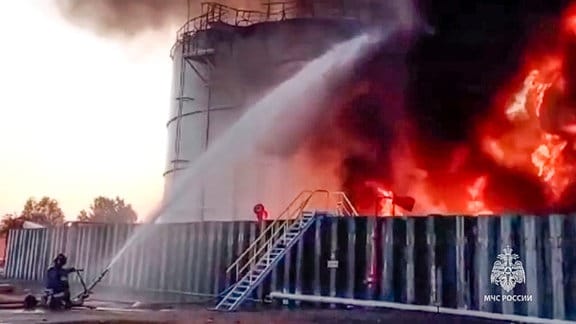 Feuerwehrleute an der Brandstelle eines Ölreservoirs im Bezirk Asow.