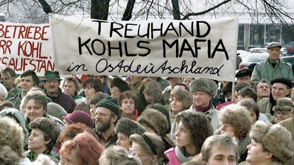 Demonstration gegen die Treuhand-Anstalt am Alexanderplat - Auf dem Schild steht -Treuhand, Kohls Mafia in Ostdeutschland.