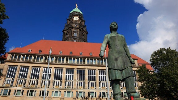 Trümmerfrau-Denkmal vor dem Rathaus in Dresden.