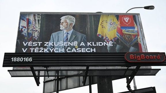 Kandidat für tschechische Präsidentschaftswahl, Petr Pavel, als Plakat auf einem Billboard zu sehen