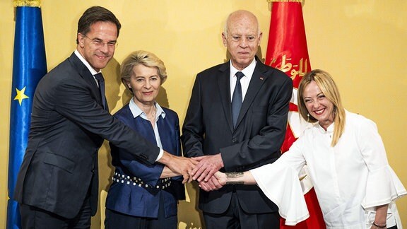 Mark Rutte (l), Ministerpräsident der Niederlande, besucht zusammen mit Ursula von der Leyen (2.v.l), Präsidentin der Europäischen Kommission, und Giorgia Meloni (r), Ministerpräsidentin von Italien, Kais Saied, Präsident von Tunesien. 
