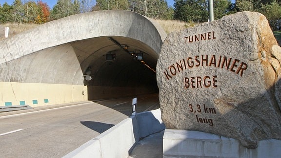 Blick auf die Tunnelanlage Königshainer Berge auf der A4 zwischen Dresden und Görlitz.