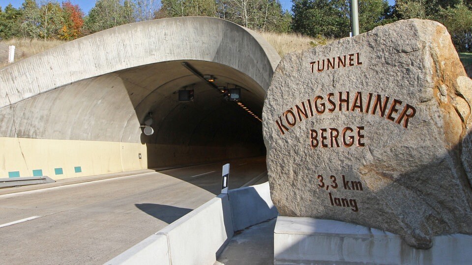 Staugefahr: Röhre des Tunnels Königshainer Berge auf A4 gesperrt | MDR.DE