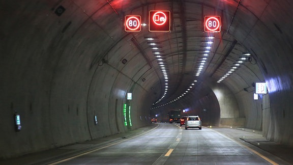 Der Verkehr rollt 2017 durch den Schmücketunnel.