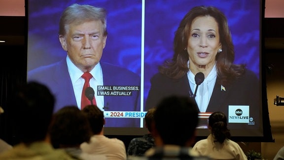 Studierende der Ball State University verfolgen die Präsidentschaftsdebatte zwischen dem republikanischen Präsidentschaftskandidaten und ehemaligen US-Präsidenten Donald Trump und der demokratischen US-Vizepräsidentschaftskandidatin Kamala Harris.