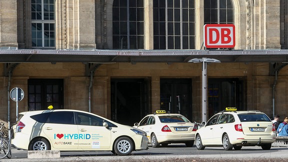 Mehrere Taxis stehen vor dem Leipziger Hauptbahnhof