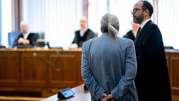 Udo Foht wartet im Saal des Landgerichts neben seinem Anwalt Ulrich Wehner auf die Fortsetzung des Prozesses.