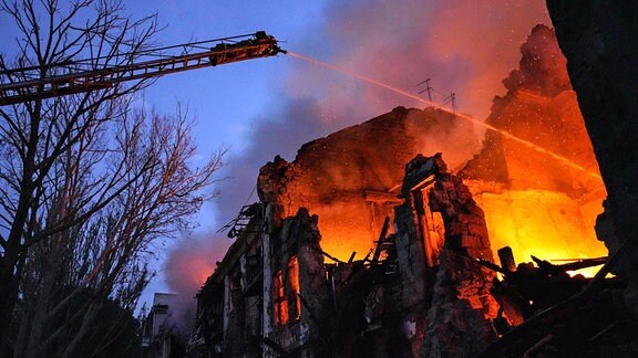 Dieses vom ukrainischen Rettungsdienstes zur Verfügung gestellte Bild zeigt Feuerwehrkräfte bei den Löscharbeiten an einem Schauplatz eines zerstörten Wohngebiets nach einem Angriff.