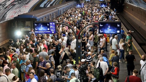 Während des massiven russischen Drohnen- und Raketenangriffs auf die Ukraine drängen sich Menschen auf dem Bahnsteig der U-Bahn.