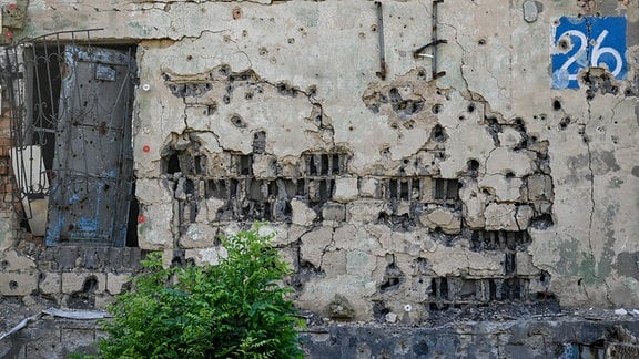 Ein durch russischen Beschuss beschädigtes Gebäude in der Frontstadt Kurachowe