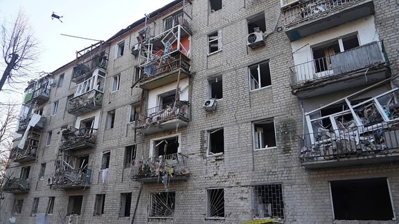 Ein beschädigtes Wohngebäude nach einem russischen Angriff