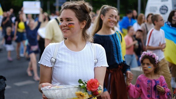 Ukrainer versammeln sich in Berlin-Mitte zu einer Demonstration, um sich unter dem Motto Heute sagen wir Vielen Dank. 