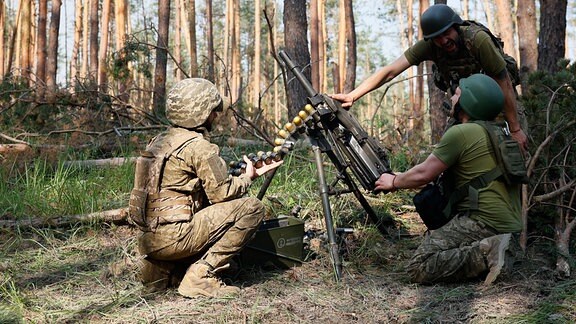 Ukrainische Soldaten feuern mit einem Granatwerfer auf russische Stellungen an der Frontlinie bei Kreminna.