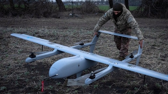 Ukrainischer Soldat positioniert eine ukrainische Drohne für den Start (Archivbild).