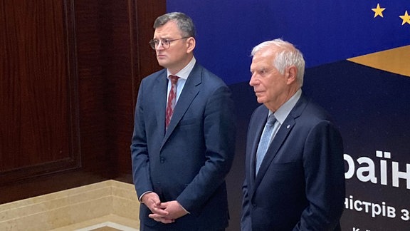 Ukrainischer Außenminister Dmytro Kuleba (l) und der EU-Außenbeauftragte Josep Borrell sprechen zur Eröffnung des informellen EU-Außenministerrates in Kiew.