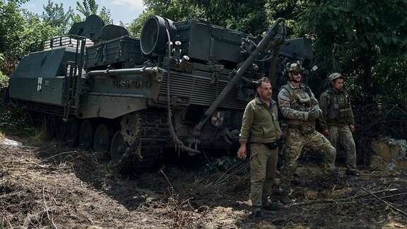 Ukrainische Soldaten stehen neben einem Bergepanzer 2 an der Frontlinie in der Region Saporischschja.