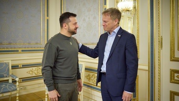 Wolodymyr Selenskyj (l), Präsident der Ukraine, bei einem Treffen mit Grant Shapps, Verteidigungsminister von Großbritannien