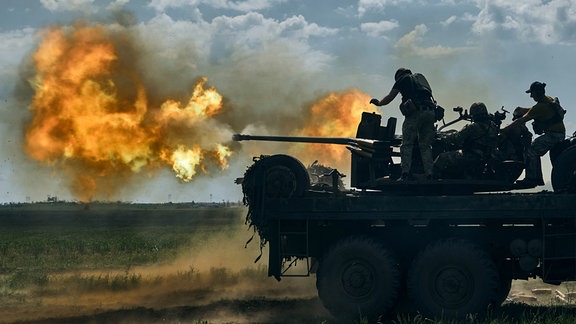 Ukrainische Soldaten feuern eine Kanone in der Nähe von Bachmut a