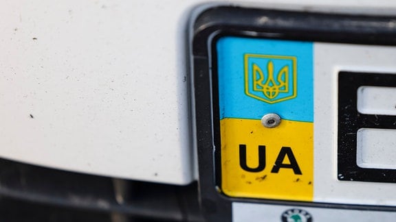 Ein Auto mit ukrainischem Kennzeichen.
