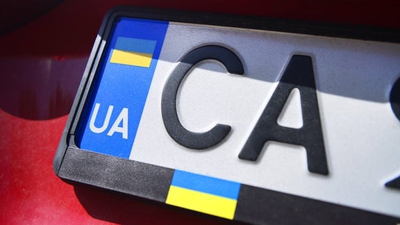 Fahrzeug mit ukrainischem Kennzeichen.
