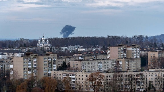 Rauch steigt nach einem Raketeneinschlag in der Westukraine während eines massiven Raketenangriffs am frühen Morgen auf.