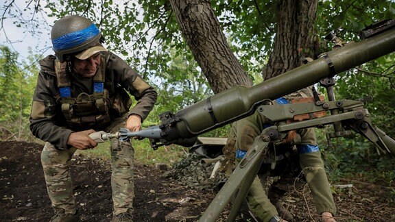 Ukrainischer Soldat an einem Panzerabwehr-Granatwerfer