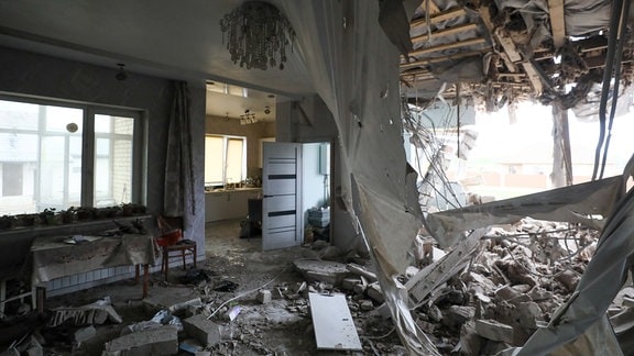 Blick auf ein Wohnhaus in Razumnoye, das bei einem Militärschlag der ukrainischen Streitkräfte beschädigt wurde. 