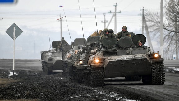 Russische Infanterie-Panzer an der Grenze zur Ukraine 